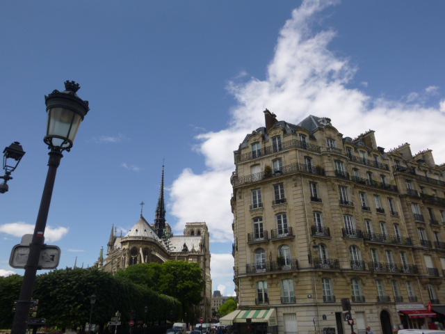 Image of buildings in Paris and streetlight